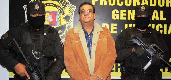 DanielRojasMX's tweet photo. Además de NAM también fue detenido Alfredo Porras, uno de sus Secretarios de Gobierno http://t.co/utnNVUfo