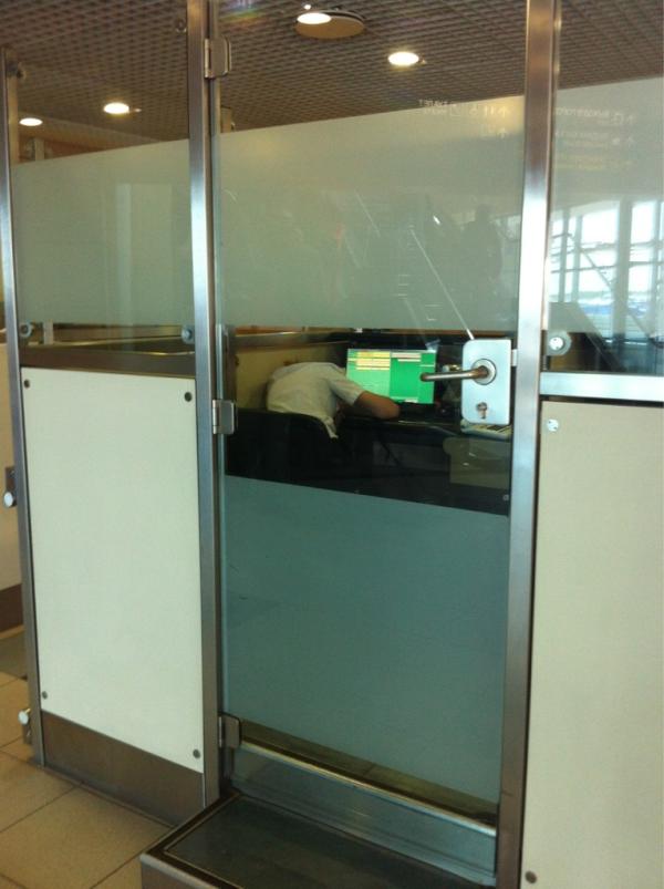 V_Vasilchenko's tweet image. Работники #аэропортДомодедово не спят на работе