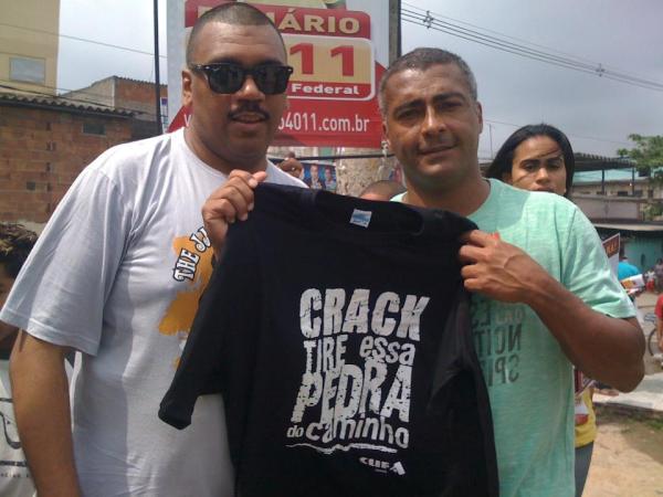 pretozeze's tweet photo. juntos!“@cufaceara: O Presidente da @CUFA_Brasil, @pretozeze e o @RomarioOnze na Campanha: #tireessapedradocaminho. http://t.co/ppmTHd6v”
