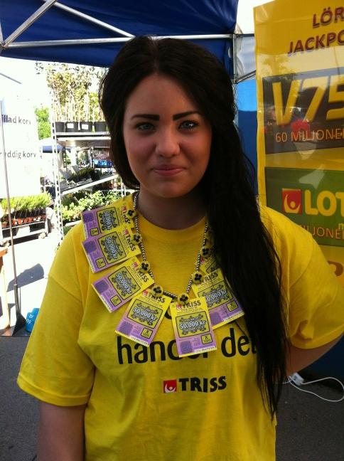 sofiavilhelm's tweet image. Åh så kul vi har på jobbet idag! Trisshalsband, korv och glass! ☀🌴