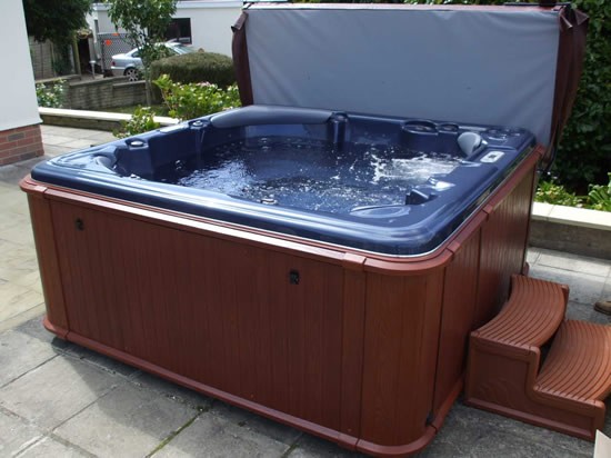 UnicityOxford's tweet photo. Almost finished for the day.... Next mow the lawn.....or chill in the jacuzzi..mmm..lawn...jacuzzi.... Lawn..... http://t.co/Xo8pUaM5