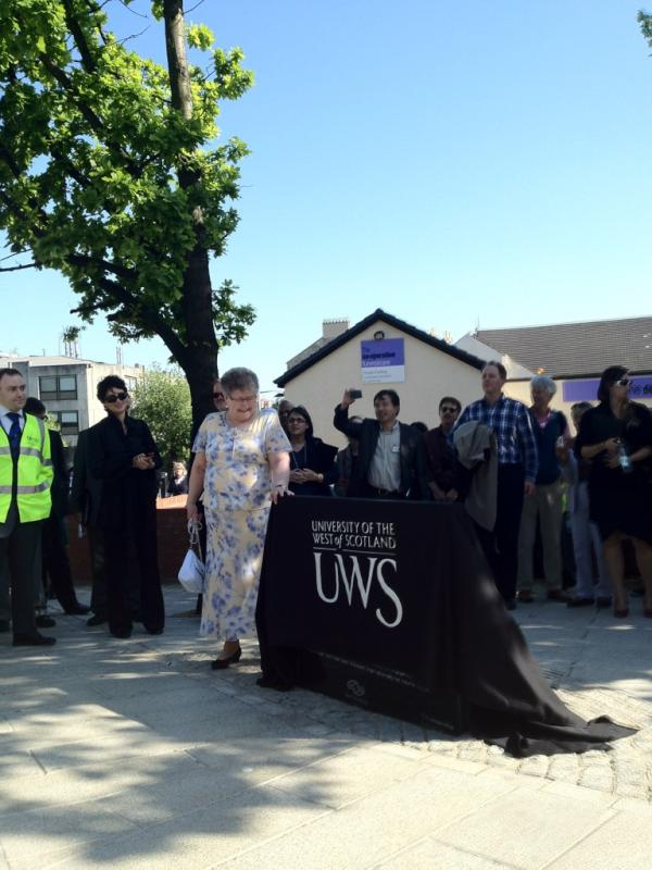 Ellen Farmer of the Old Paisley Society unveils the new plaque #paisleysnail