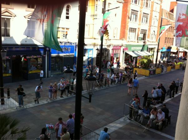 HighStCardiff's tweet image. And towards St Mary Street #torchrelay