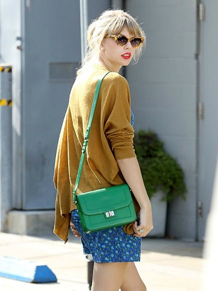 ELIE SAAB on X: Taylor Swift spotted carrying a green ELIE SAAB Spring  2012 shoulder bag.  / X