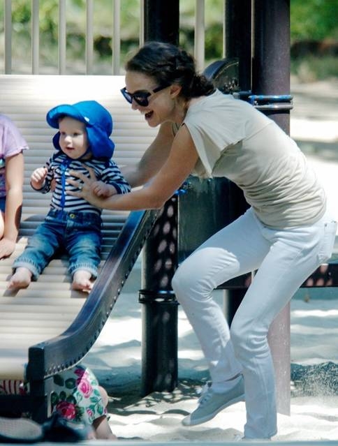 westwardleaning's tweet image. Natalie Portman in @westwardleaning "Children Of California" sunglasses while playing w/ son Aleph! Looking good!