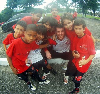 Flamengo's tweet photo. Paulo Victor foi tietado pela molecada da Escolinha Fla. Se você tivesse a oportunidade, tietava nosso goleirão?! http://t.co/aXF1cQ8I