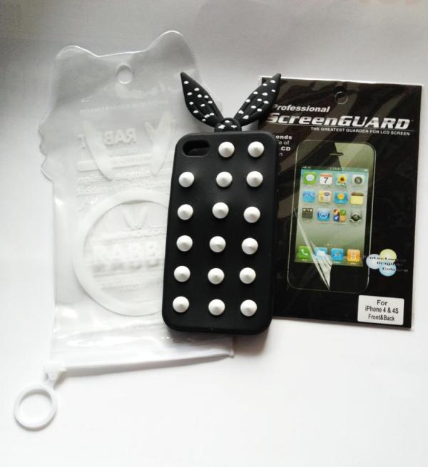 Rabbit Concept By Bumx. La Cover x Iphone 4 / 4S con le orecchie!!
In silicone con borchie bianche applicate
BUMX!