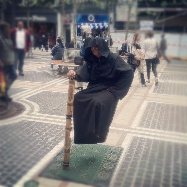 شلون قاعد بدون كرسي....؟

#غريبة
#أبداع