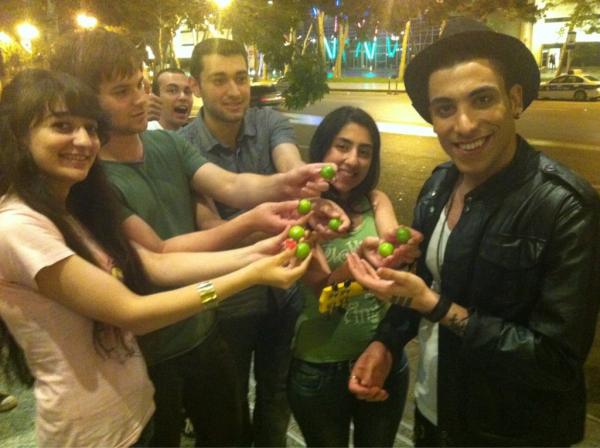 zekikayahan's tweet photo. Can Bonomo yayında erik istedi ve Matrax ahalisi Azerbaycan'da Cana erik yetistirdi. Burası sokak, burası #matrax http://t.co/bLsCyvod