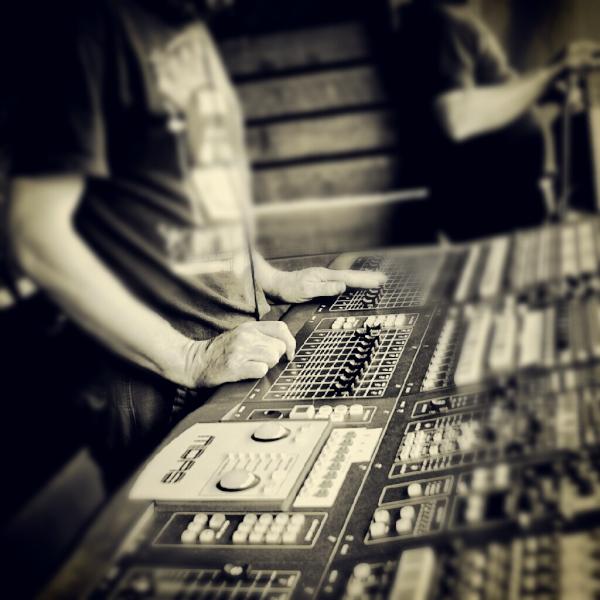 WesternAudio's tweet image. Midas pro 6 shot for Friday...with anonymous hands.