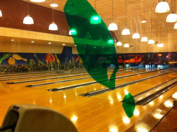 StephieOficial's tweet photo. Saliendo del bowling con @Mechilambre @JorgeBlancoG y Pablushkiiis!! http://t.co/3JJKtU3o