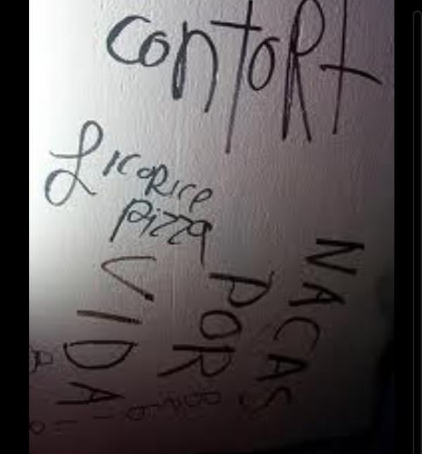 BathroomArtt's tweet photo. Contort? Licorice Pizza? http://t.co/twZ4Nz0s