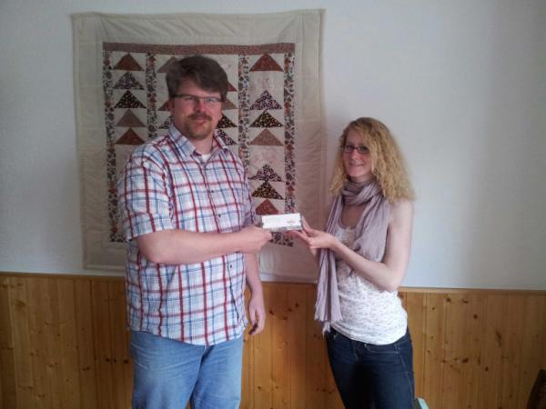 Unsere Reporterin Fiona übergibt in diesem Moment dem ehem. Turmbewohner Peter Stumpe sein altes Zimmerschild.