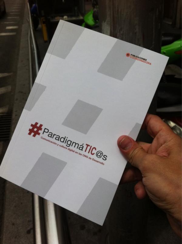 pablozare's tweet image. @mveronicacb @yolandapolot Que felicidad de desvirtualización, supercontento y con un ejemplar de #paradigmaticos :)