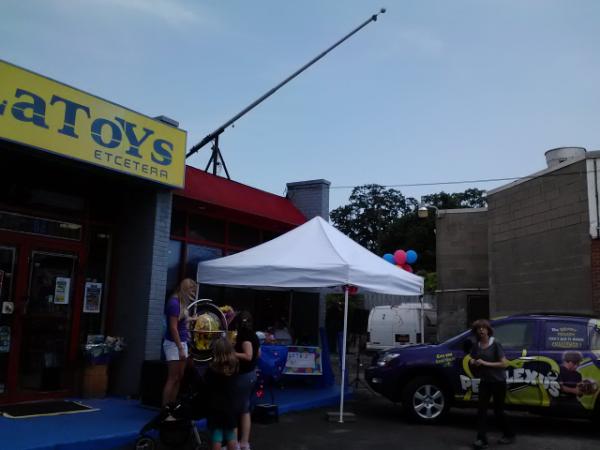 PerplexusTour's tweet image. Big party today at #latoys! Live music and the #superplexus....what could be better! #Perplexustour