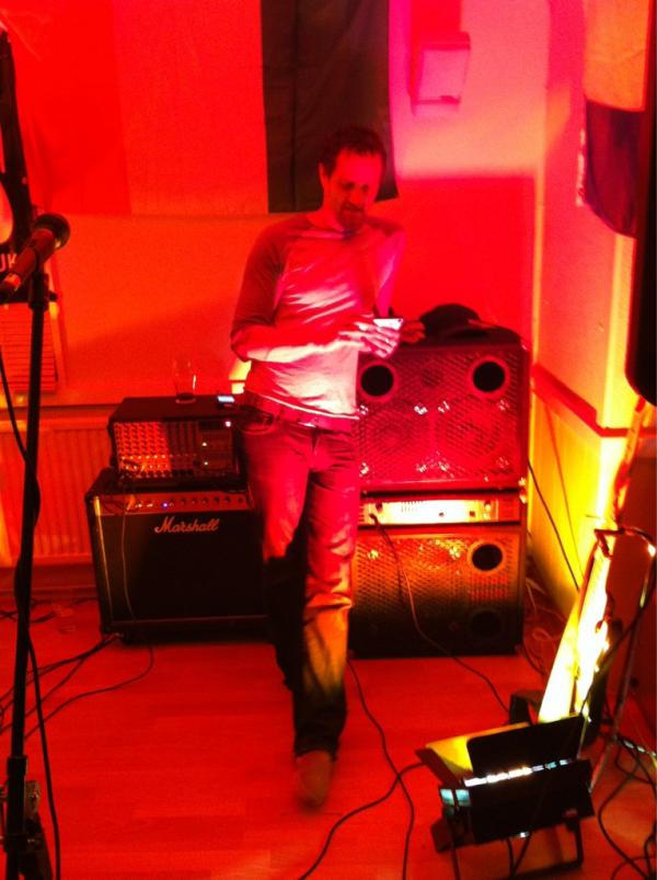 TheFalltones's tweet image. Jeff chilling at half time.