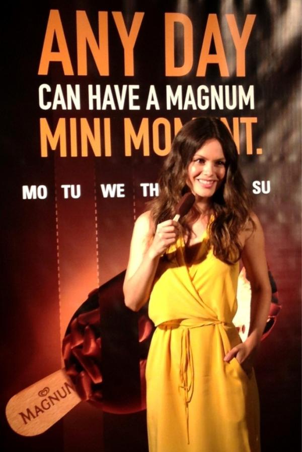 AdManDadMan's tweet image. Tough day at the office. With Rachel Bilson having a Magnum ice cream #minimoment #in (CL)