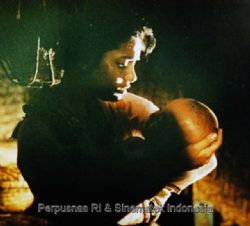 [5/10] Ini adalah Marissa Haque dalam film? #TebakAdegan via <a href="/ranggawisesa/">Rangga Wisesa</a>