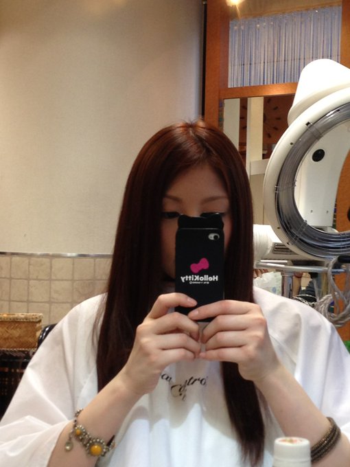 カラー終わったなう＼(^o^)／こんな感じになったよ♪前より少し明るめ(*^^*) http://t.co/mqe9ec4A