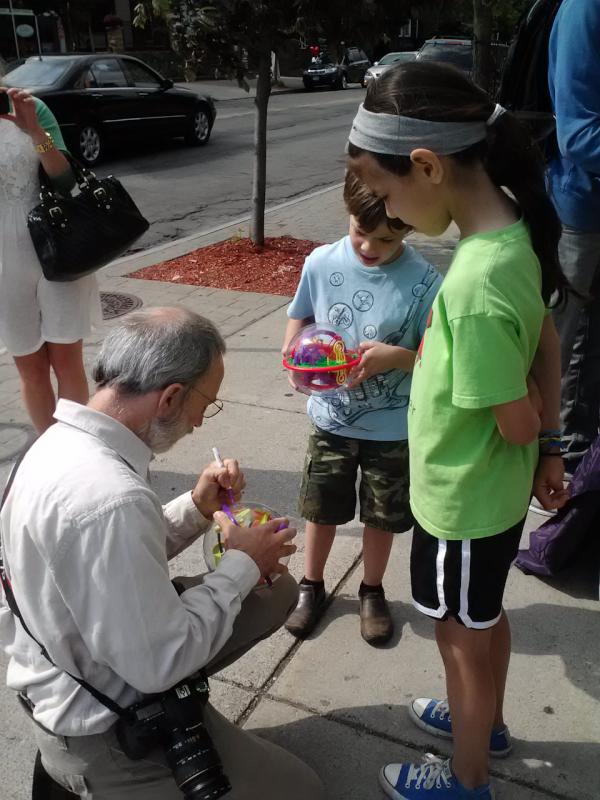PerplexusTour's tweet image. #Celebstatus Perplexus inventor Michael McGinnis signs #perplexus at the Treehouse on Elmwood #perplexustour