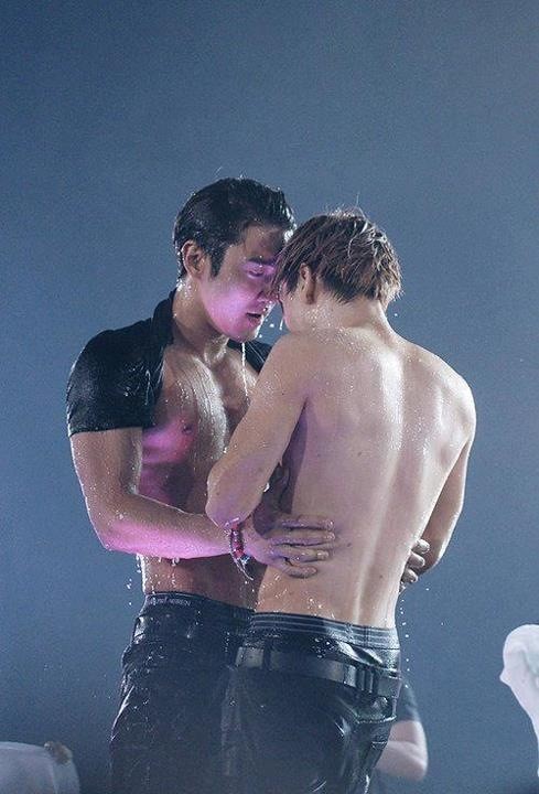 ☆Super Junior슈퍼주니어☆ on Twitter: "#SS4EncoreDay2 Eunhyuk and Siwon both shirtless hugging WAHH >\\\<! Extreme fan girl moment they are too sexy here *O* http://t.co/UEdprM3A" / Twitter