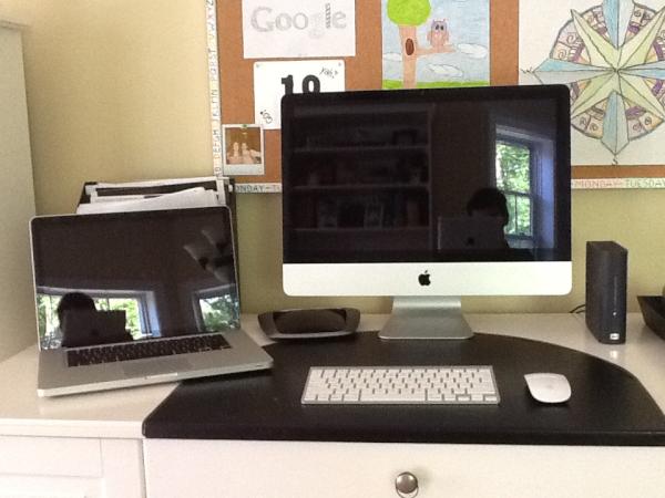 AwesomeTechHelp's tweet image. New Desktop setup
(Using an iPad to take the picture)