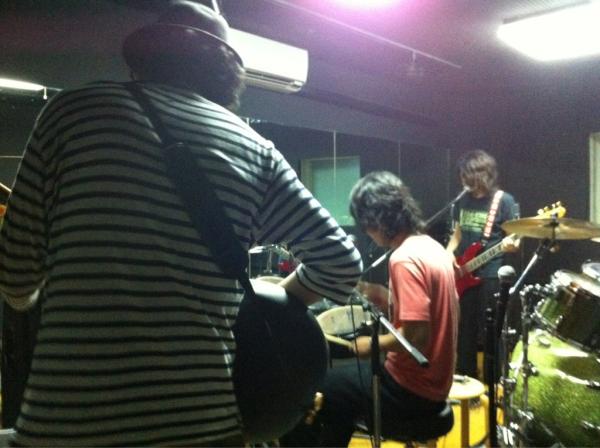 MILKBAR_now's tweet image. さぁ！明日のタワーレコード京都店インストアライブの最終リハーサル！楽しんでまーす！お客さんにはもっともっと楽しんでもらいます！覚悟していらっしゃい！笑