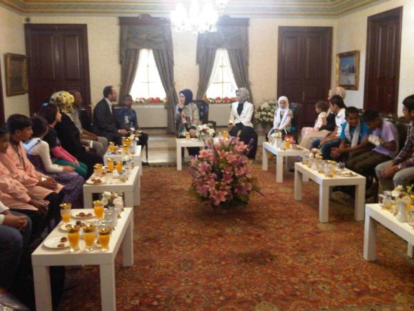 Yeryüzünün yetimleri Başbakan Recep Tayyip Erdoğan'ın eşi Emine Erdoğan'ı ziyaret ediyor. #elele