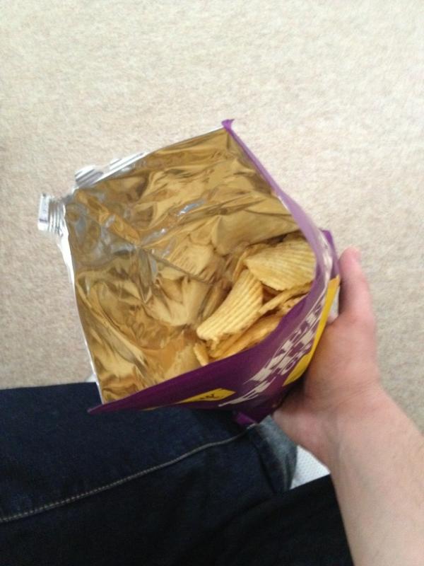 swiftytweet99's tweet image. @KETTLEChipsUK just realised I&apos;ve been ripped off! Same price but only get half a bag now! #robbedinbroaddaylight