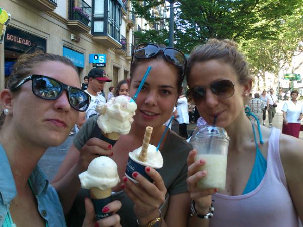 Pasando l dia x donosti en la playita con <a href="/patricia_sir/">Patricia Sagaseta</a> tania y natalia!!! Y para terminar k no falte el heladitooo