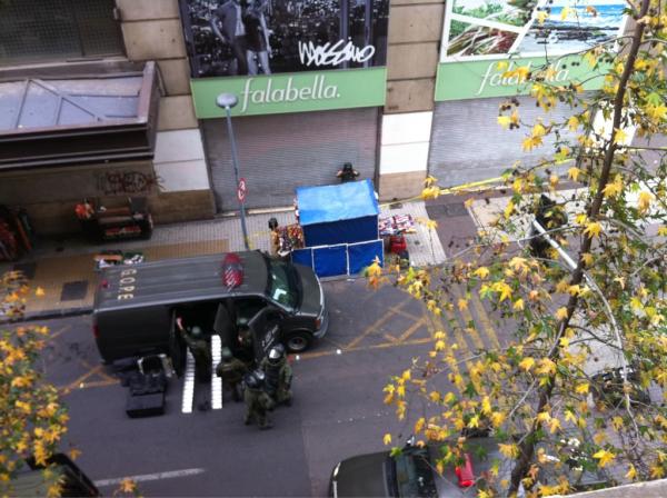 OmarSanchezR's tweet photo. Para la casa por aviso de bomba en el trabajo  (banco estado) paseo ahumada @biobio http://t.co/6BlKRBC
