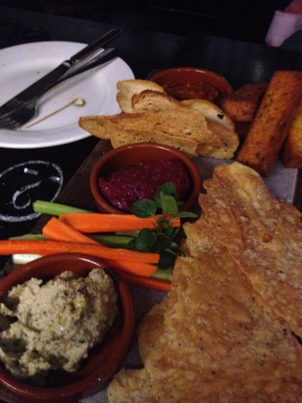 lauren_hp's tweet image. AMAZING dip plate from @timbahwinebar