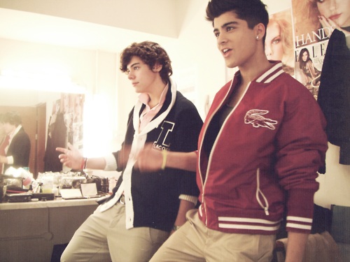 nmbri27's tweet photo. Zayn and Harry ♥ http://t.co/op4KCmSb