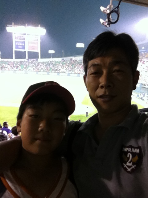 designerno's tweet image. #campingdang 아들과 잠실야구장. 자기는 서울서 태어나서 엘지팬이라고 우김. 아빤 롯데 ㅎㅎ 엘지가 8:5로 승리