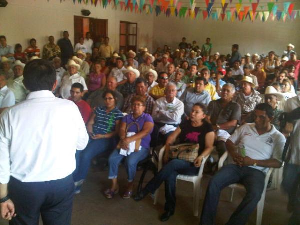 melesiocuen's tweet photo. Estoy en Villa Unión ante agricultores del sur de #Sinaloa comentando mi propuesta para combatir el rezago agrícola. http://t.co/2Qx7pFDO
