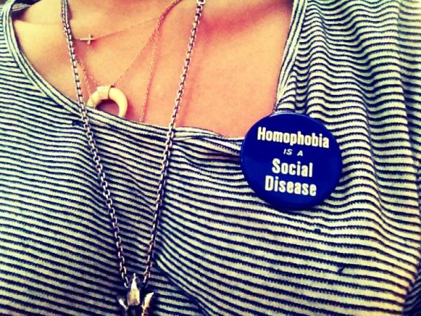 miley's tweet photo. my favorite accessory of the day. #stopspreadinhate http://t.co/G1CFif57