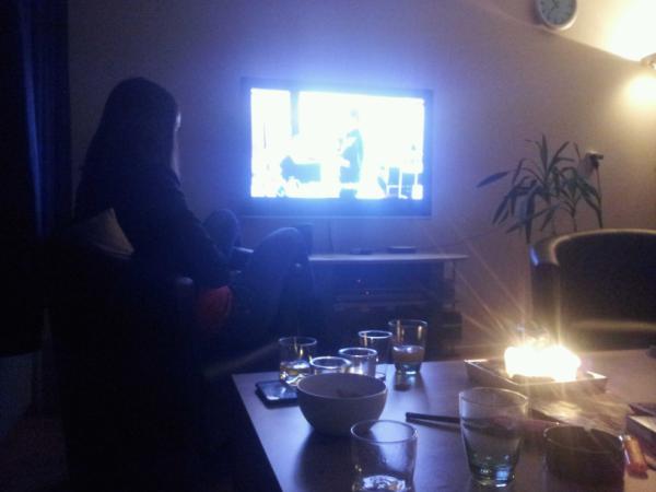 Marjan0703's tweet photo. vrouwen druk aan het televisiekijken! Hihi! @Yvonnevdmarel http://t.co/4sgdIuDT