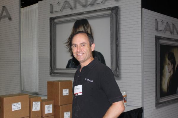 lanzahaircare's tweet image. Lanza CEO David Berglass setting up #premiereshow booth!!