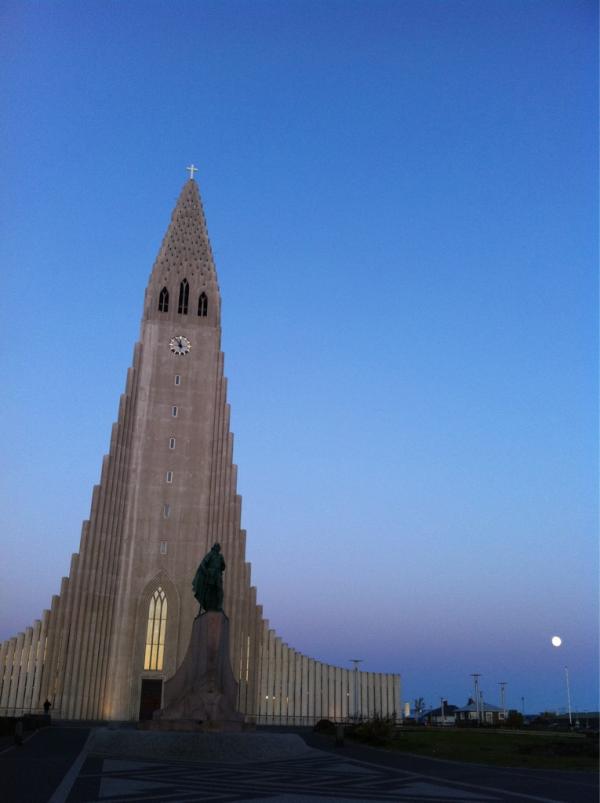 SandrinavdVoort's tweet photo. Even voor middernacht in Reykjavik en nog steeds licht! http://t.co/ALIzOE6I