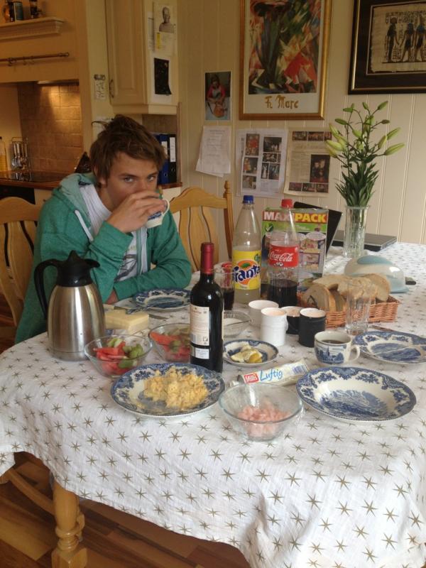 HavardTangen's tweet photo. Ekte klassefrokost på lørdag med levende lys, vinflaske (uåpnet selvfølgelig !!!!!!!!), aviser og #EdvardGreig musikk! http://t.co/TCDuuEVW