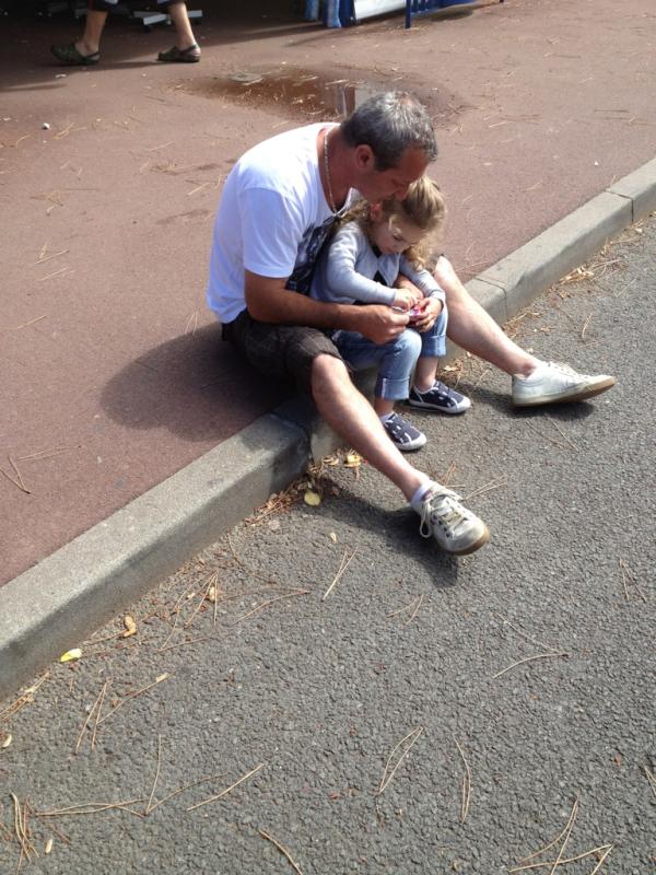 pouletcococurry's tweet image. Le père qui fait jouer sa fille au Goal #bonpère