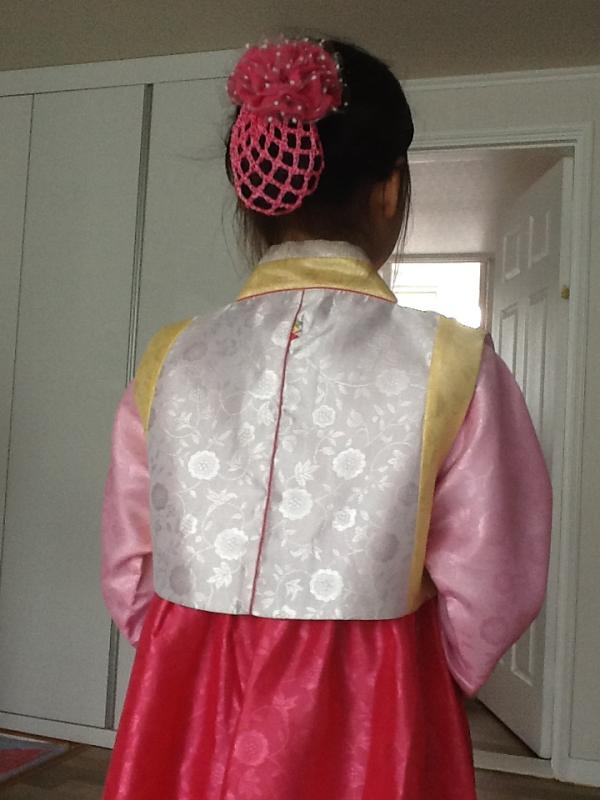 kieshoon's tweet photo. 할머니 칠순 잔치에 입을 한복 착용하고 기념샷. 둘째. 다 컸다... http://t.co/EPAw4QVs