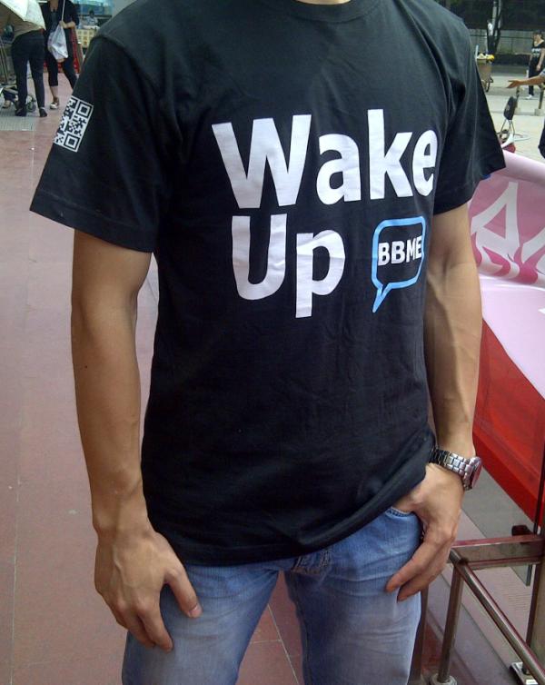 Daniel_Xu's tweet photo. 今天穿了这件T-shirt，"Wake Up"，迎接新的一周。 http://t.co/JqqBZREc