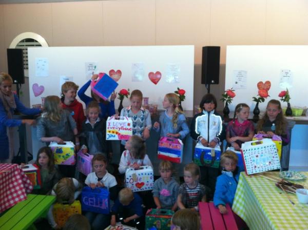 roysch's tweet photo. Workshop "geluk" voor kinderen door Gelukskoffer. Daar word ik nu gelukkig van! Dank @Claarvoorgeluk. #dlo #klm http://t.co/DbXZ8cag