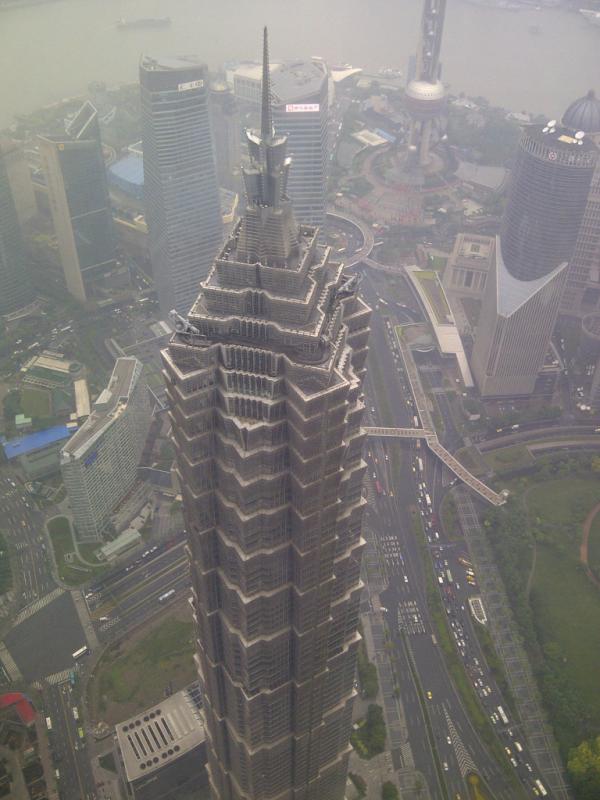 Daniel_Xu's tweet photo. 在上海环球金融中心登高俯视，对面是金茂大厦和东方明珠，很快又要被更高的上海中心超越了。 http://t.co/531dBUDw