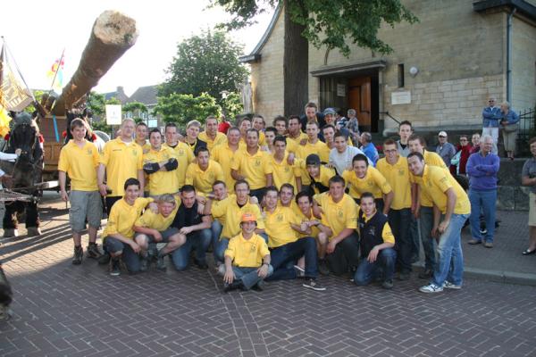 Nulke's tweet photo. Groep #Jonkheid Margraten goed aangekomen bij Kerk met den 2012 http://t.co/kdtt2GE4