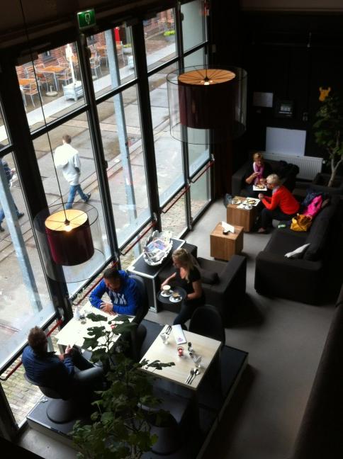 Paraplu aan de kant, binnen op de bank met warme #koffie en een #broodje kaas. #sunday