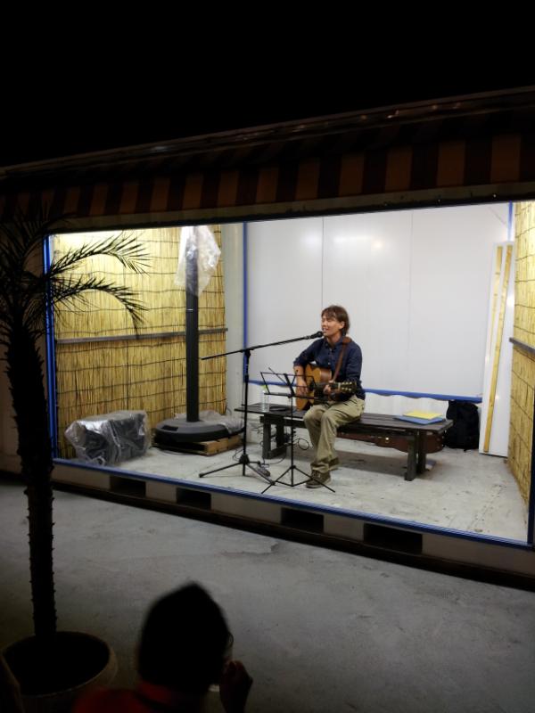 こんばんは(^o^)/久々の更新です(^^)今年は毎日日替わりでアーティストさんたちが夜８時からライブをやっています(^^)今日も盛り上がってますよー☆