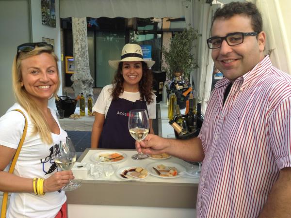 gerardromero's tweet photo. “@franmd85: En el stand de #reyesyvaron en #tempsdevi2012 @elsavillazan @mireia_mar http://t.co/IYwy1Iph” són d St.Jaume dls Domenys!