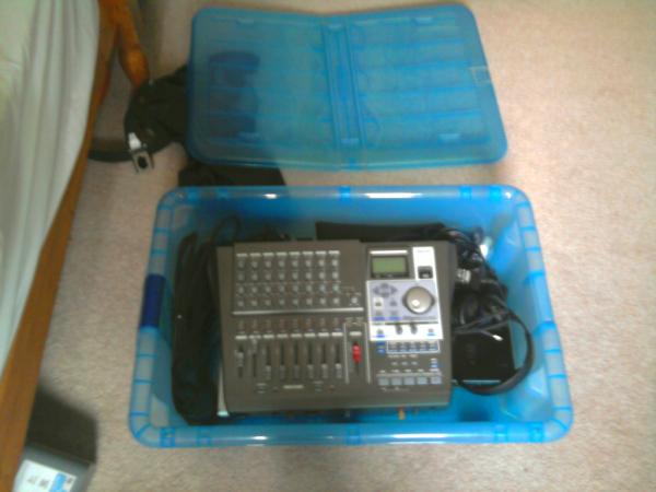 drop_collision's tweet photo. My studio can fit into a box http://t.co/qKVkEs61